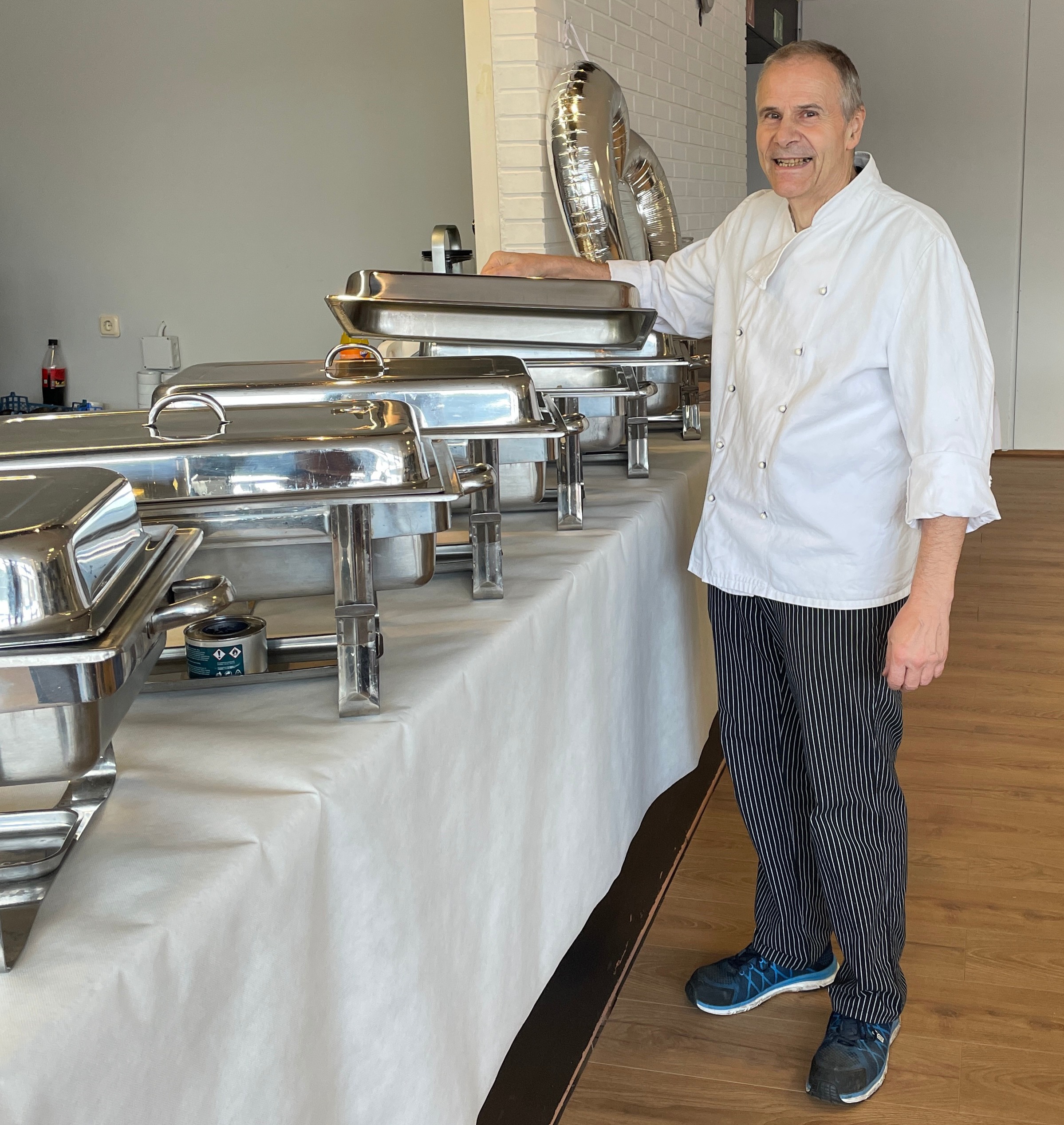 Party Baier Catering – Herr Baier am Catering-Buffet