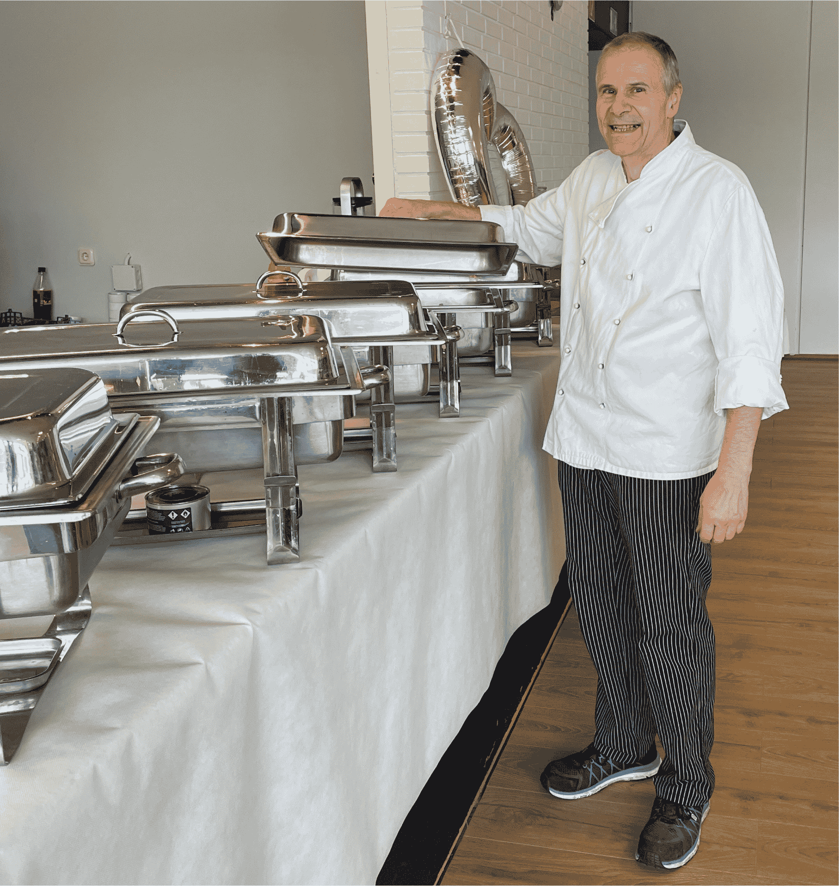 Party Baier Catering – Herr Baier am Catering-Buffet